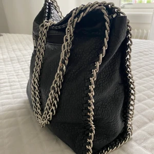 Väska  - Säljer min väska från Scorett av märket Tiamo, nypris är 599kr, köp direkt för 400kr!  Köparen står för frakten! 💓