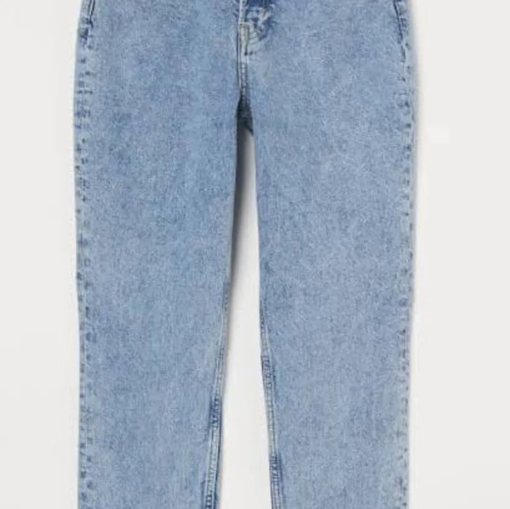 Otroligt snygga ankellånga jeans i tvättad denim. Lösare passform med något avsmalnande ben.  Hög midja.  Knappgylf.  Unisex-modell.   Märke: Divided från H&M.  Storlek: 34. Jeans & Byxor.