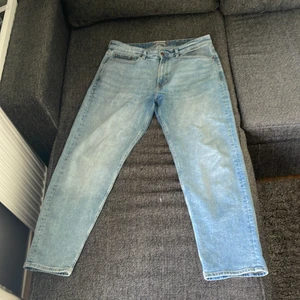 Dressman ”Relaxed Fit” Jeans - Dressman ”Relaxed Fit” Jeans Storlek: 32/30 Köptes för ~1 år sedan Bra skick, inga skavanker eller trasig någonstans. Priset är 250kr men går att diskuteras. Finns att hämta utanför Mjölby, men kan även skickas om du står för frakten.