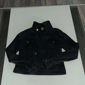Jeans jacka - en svart jeans jacka i storlek 36 och jag säljer den för att den är för liten för mig