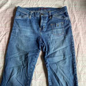 mid/low waist jeans som är i lite stretchigt material bootcut som är tajta över låren! 