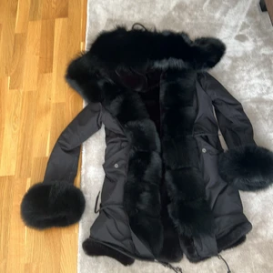 Garoff jacka i storlek S passar för xs - Säljer denna jackan pågrund av att den inte är min grej köptes för 1 år sen har inte använt den mycket, storlek S men passar folk som har Xs köptes för 6500 men säljer för 1500! Man kan ta bort fluffiga grejerna av armarna.
