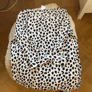 Leopard mönstrad blus🐆 - Jätte fin och nästan oanvänd leopard mönstrad bluss med korta armar🐆☺️ Sjukt skönt material! Från vero Moda 