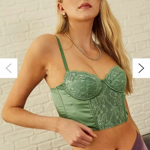 Grön Urban outfitters korset topp i Medium - Helt oanvänd med prislapp kvar. Säljer pga toppen var för liten! Toppen är helt utsåld på hemsidan i storleken Medium! Vid intresse skriv om du vill ha fler bilder eller om du har någon fundering!!💗💗
