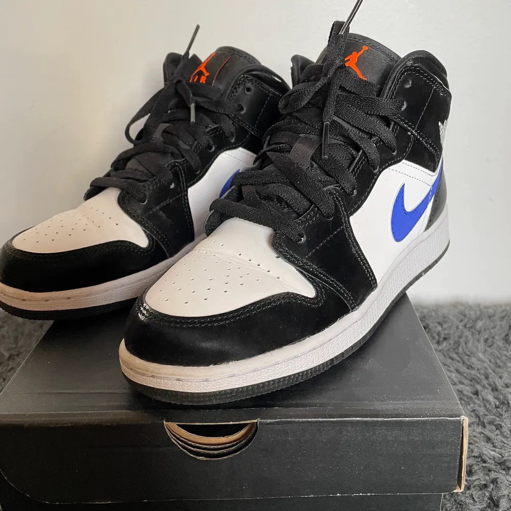 Air jordan 1 mid i Black/racer blue-white, stl 38,5  (Aldrig använt). Skor.