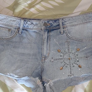 Y2K shorts - Y2K Shorts. Har en jätte fin design med silver färgade former & mönster. Saknas 2 stenar men det märks inte. Säljer då det är för stora på mig. Passar nog personer med lite större M eller mindre L.💘💘⚡⚡