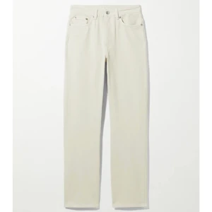 Weekday jeans - Vita jeans från Weekday i modellen Voyage high straight jeans. Använda men inga defekter. Kan skicka egna bilder vid intresse. Storlek 29/32. Köparen står för frakt💞