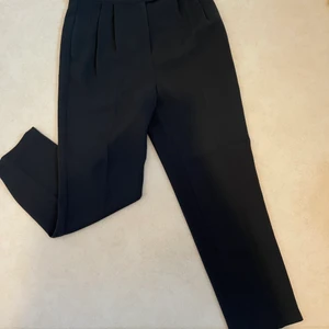 Kostym byxor.  - Jättefina kostymbyxor som tyvärr aldrig kommit till användning då de är för stora för mig. Lappen finns kvar💗 Frakt tillkommer 