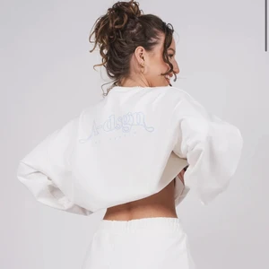 A-dsgn sweatshirt  - Säljer denna sweatshirten som är perfekt för hösten då det inte kommer till användning. Den är i xs men är mkt oversized. Knappt använd så nyskick 