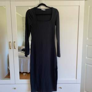 Säljer en jättefin lång svart kläning med slits nedtill! Använd 2 gånger ! Fin passform !🫶🏼 från Na-kd Storlek M men passar S utmärkt också! TRYCK EJ KÖP NU ⚠️