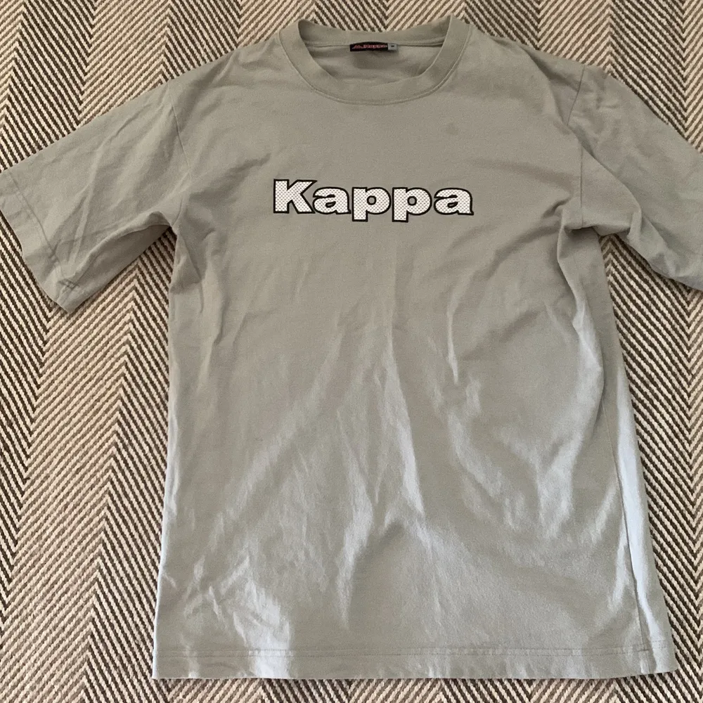 Tröjan köptes i början av sommaren och har använts sparsamt (inga defekter) den är i mansstorlek M men passar perfekt på mig som är S.(Den är beige)❤️❤️. T-shirts.