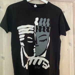 svart tshirt med tryck - En svart vanlig tshirt med grå/vitt tryck. Köpt utomlands. Storlek small