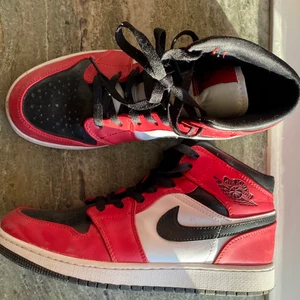 Jordan 1 - Säljer nu mina fina jordan 1 chicago black toe då de bara står och samlar damm. Superfint skick och sparsamt använda. Pris går att diskutera men startar med 700kr+ frakt. Hör av er vid funderingar💕💕