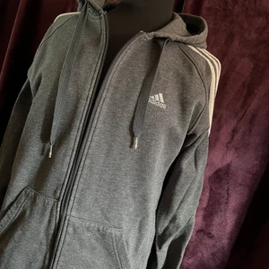 Adidas kofta - Adidas kofta som är jätteskön & fin, storlek m men jag tycker den är lite oversize. 