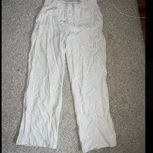 Ett par vanlig linne byxor i krämvit färg, säljer de då de blev för små i tvätten, jag är 156🌟🫧