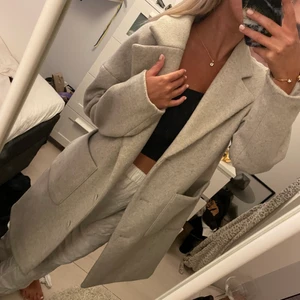 Kappa - Säljer min gråa kappa från NA-KD💕 Köpt 2020, använd väldigt lite så den är i bra skick.  Nypris: 700kr