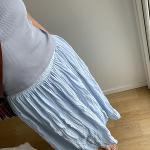 Ljusblå långkjol 🦋 - Säljer min fina kjol som kan sitta både lågmidjat och högmidjat! 🦋🤍✨