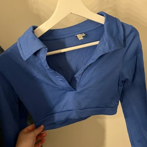 Blå tröja  - Jättefin blå färg som passar till allt! Jag köpte denna från Nelly och nu säljer jag den. Skriv vid frågor❤️