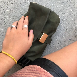 Grön väska!  - Oj oj oj! Sååå fin grön mocka väska ifrån okänt märke men köpt på arkivet för 450 och använts sparsamt! En axelrem i silver! 💘