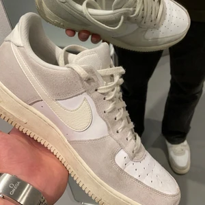 Nike Air Force  - Säljer mina beige-vita af1 då jag inte har någon användning av dem. köpare står för frakt