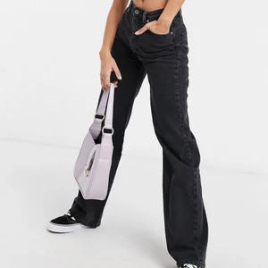 Svarta raka jeans - Svarta raka jeans från Stradivarius, jätte sköna, når ner till marken på mig som är 169 cm💗