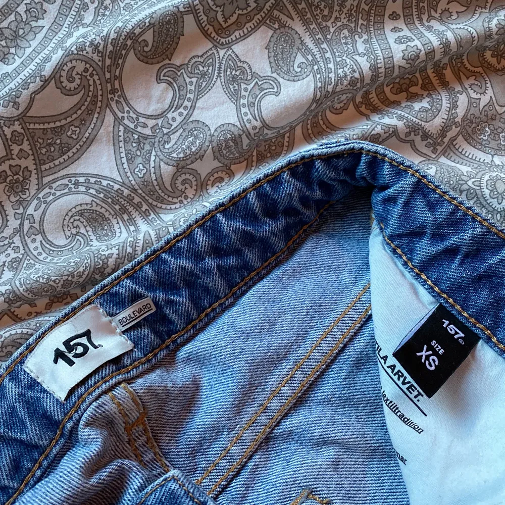 Säljer mina fina, blåa jeans från lager 157 med hål i, dom är använda men ändå i väldigt bra skick💗 Storlek xs, frakt tillkommer💗. Jeans & Byxor.
