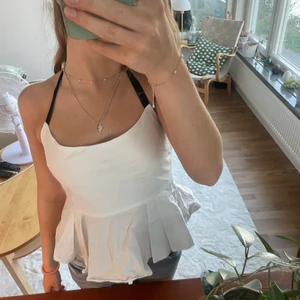 Halternecktopp - Så snygg och somrig halternecktopp! Denna är i fint skick men kommer inte till så stor användning🤍 köparen står för frakt