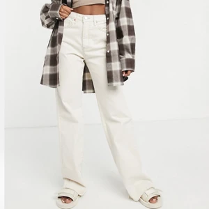 Gräddvita raka jeans - Gräddvita jeans i 90 tals stil, jätte fina nu till hösten! 💗 Använda 2-3 gånger så de är nästan nya!💕 Har samma modell i blått om någon är intresserad!