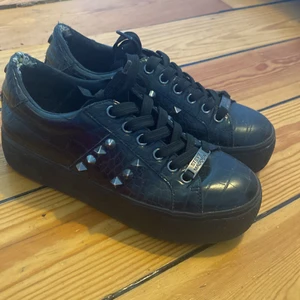 Steve madden skor med nitar, strl 37 - Använda med lite slitage (sista bilden) men inget som märkts 