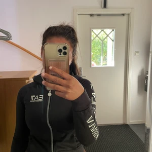 Ea7 armani  - Säljer denna fina koftan i storlek Xs  I bra skick, fåtal använd  Pris: 300+ frakt  Byxor finns till koftan 