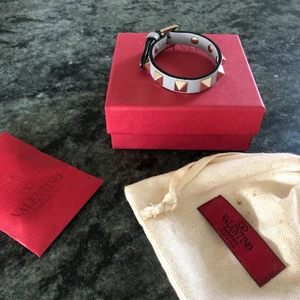 Valentino armband - Så sjukt fint valentino armband i finaste blåa färgen. Skicket är toppen, bortsett från ett litet märke från där spännet suttit. Dock inget som syns när man har på sig det. Nypris 2200kr. Medföljer ask, påse samt 2 extra nitar ifall någon skulle ramla av.