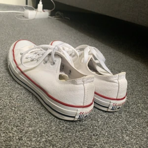 Låga converse - Säljer mina knappt använda converse i storlek 40🤍 Säljer då de inte kommer till använding 