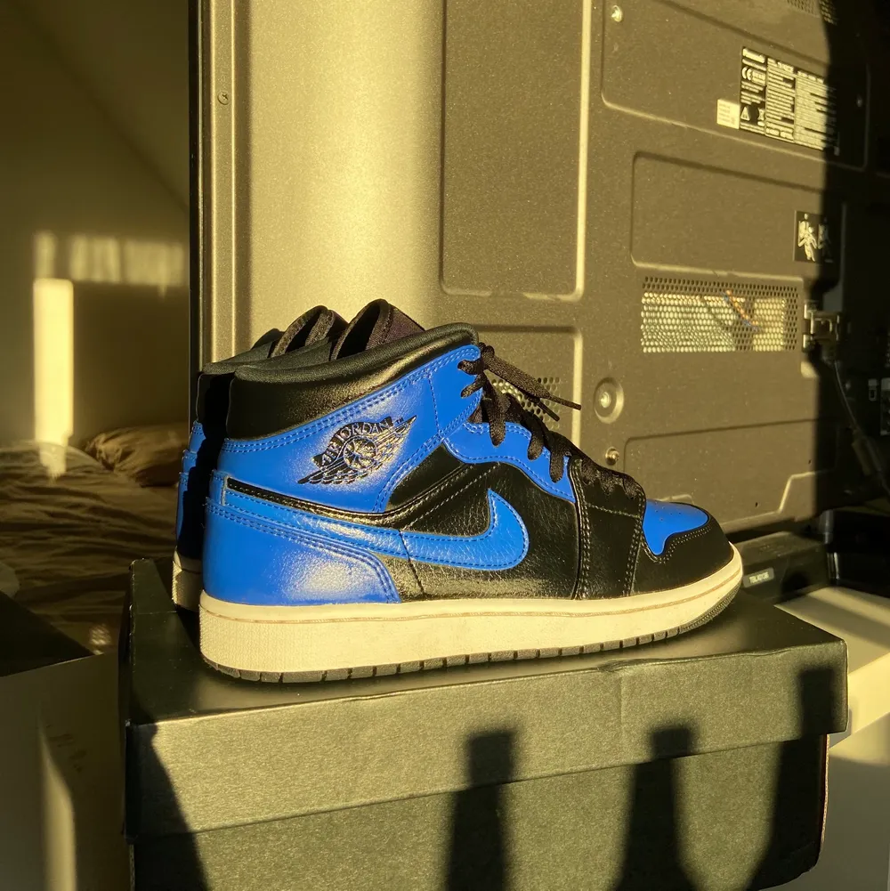 Helt nya Jordan 1 mid hyper royal i strl 42,5. . Skor.