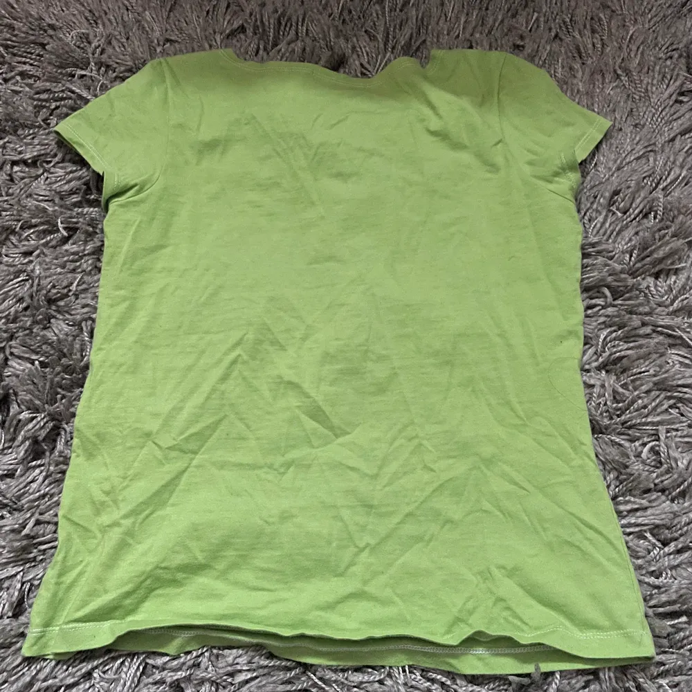 Söt grön tröja me tryck! Använder inte tyvärr så vill hellre sälja👌🏼 Köpare står för frakten annars kan jag mötas upp i Stockholm . T-shirts.