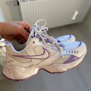 Nike air  - Vita och lila Nike air. Sparsamt använda och fint skick.💜👟 