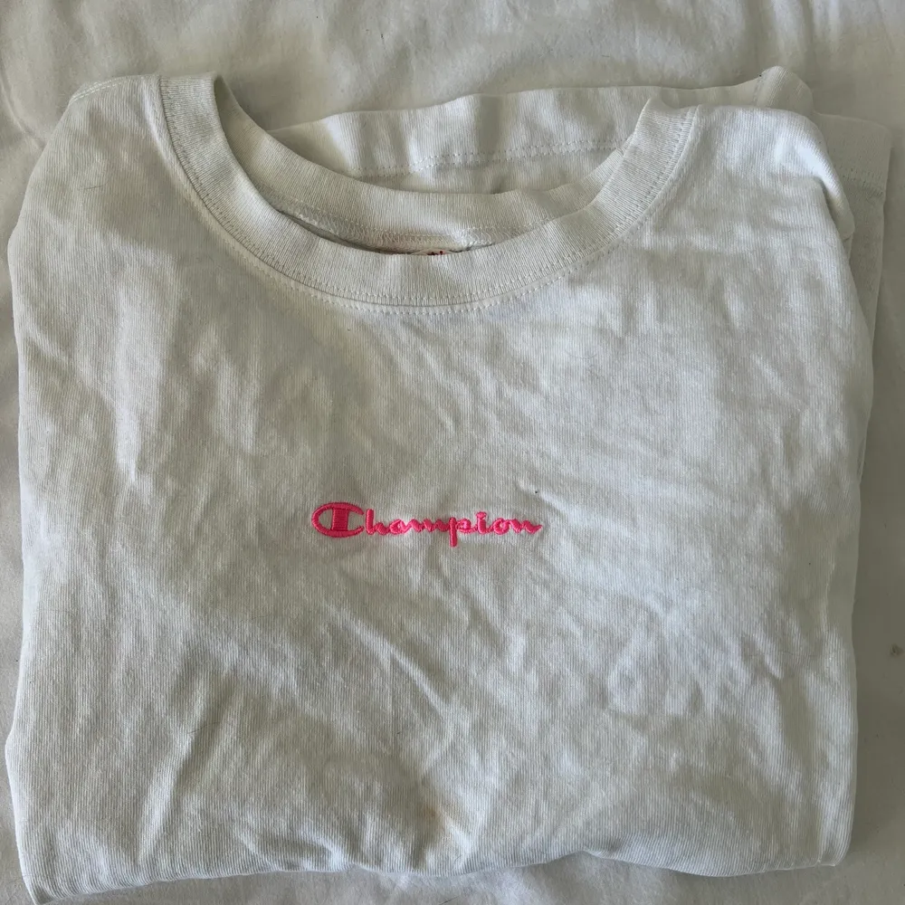 T shirt ifrån Champion med rosa text🥰 nypris 400kr. T-shirts.