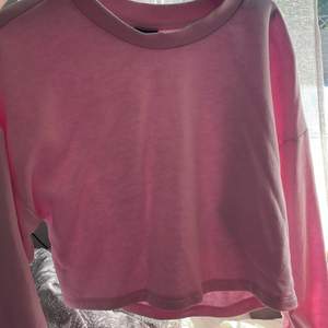 Säljer denna rosa tröja ifrån ginatrico med vita ”fläckar” som ett tryck. Tröjan är i storlek S och är aldrig använd.