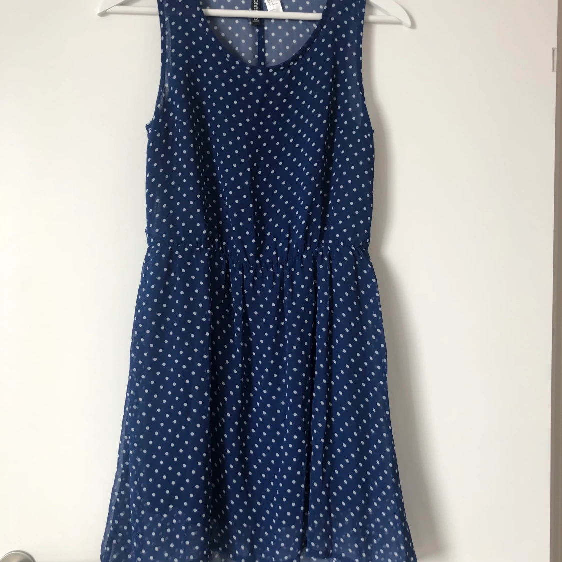 Prickig blå klänning med underkjol 