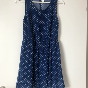 Prickig blå klänning med underkjol  - Felfritt, mycket gott skick  Superfin!