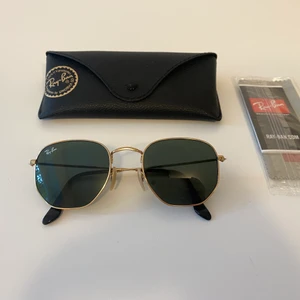 Ray-Ban  Hexagonal solglasögon  - Ray Ban solglasögon modell RB3548N 001 5121 i mycket fint skick och original box och putsduk medföljer, endast använda ca 3 tillfällen. Solglasögonens äkthet kan bevisas via bild tre där man ser att de står made in Italy. Nypris 1698 kr 