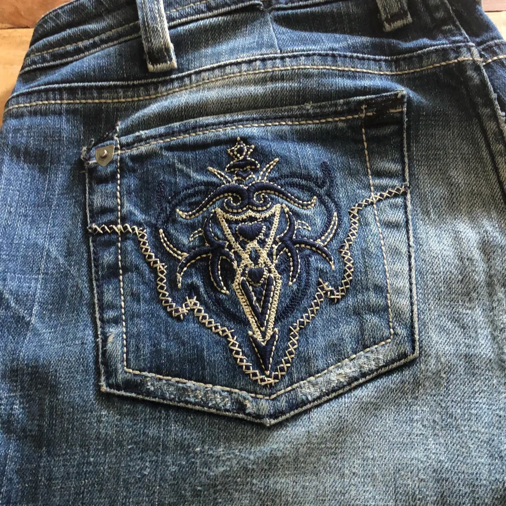 Sjukt snygga lågmidjade jeans med detalj. 3 000 nypris, sitter perfekt för mig som är 162 https://www.jbrandjeans.com/. Jeans & Byxor.
