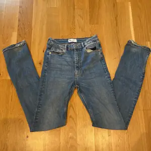 Ett par jeans från Zara. De är slits på båda benen. 