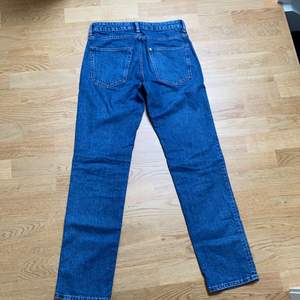 Hm Jeans i en mörkblå färg. Storlek 29/32 och modellen är regular fit. Fint skick knappast använda 100 kr