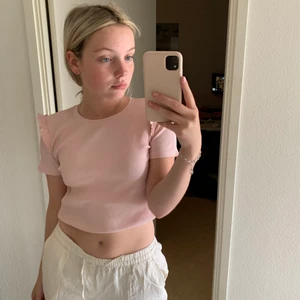 Rosa topp från zara! - En super fin rosa topp från zara i storlek S/M. Använd några gånger men väldigt fint skick! Säljer pga att den inte används längre❤️ hör av er vid fler frågor ❤️ (frakt oklart)