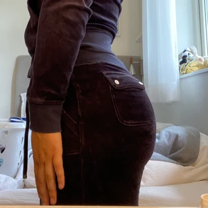 Mörkblå Juicy Couture byxor - Mörkblå byxor ifrån Juicy Couture, köpta i december 2016 på NK i Stockholm. Storlek S och är 92 cm långa. Jag är 170 och de är lite korta på mig, passar nog bäst på någon kortare.💕