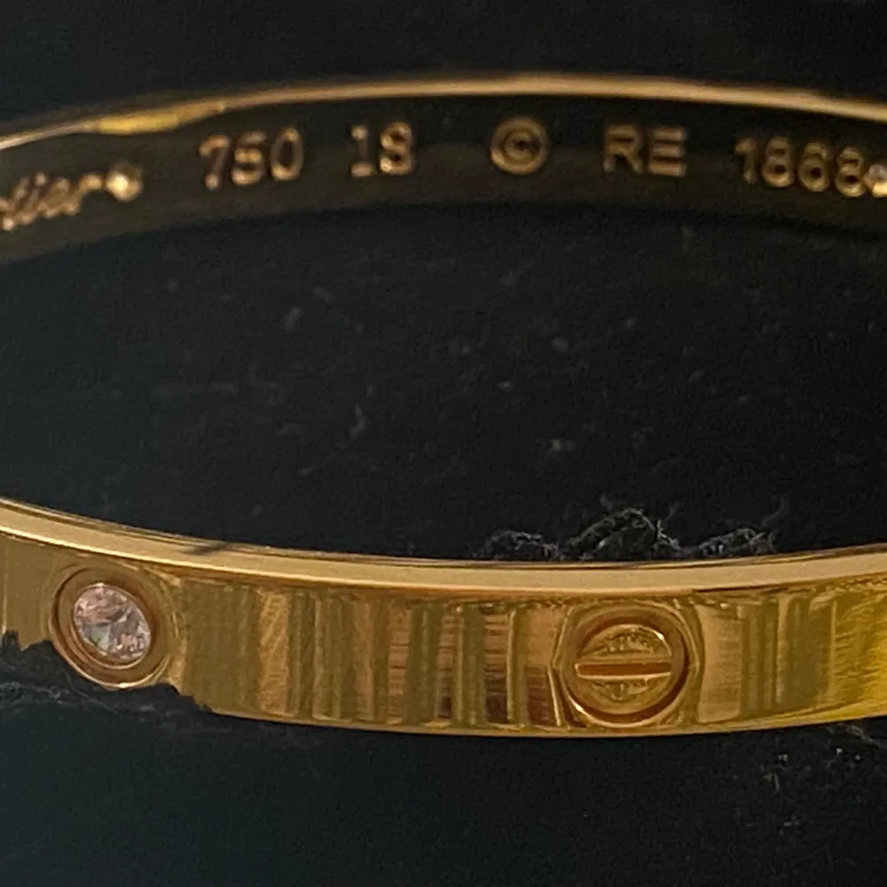 Cartier armband har 2x(inte äkta) den är gjord av rostfritt stål missfärgas inte eftersom stålet inte oxidera. Väldigt fin copia skriv privat vid fler frågor 💕💕 . Jag kan tänka mig att mötas upp eller postar gratis jag väljer postalternativ via postnord. . Accessoarer.