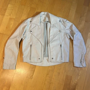 Weekday vit genuine läderjacka - Superskönt vit läderjacka från weekday i mycket gott skick. 