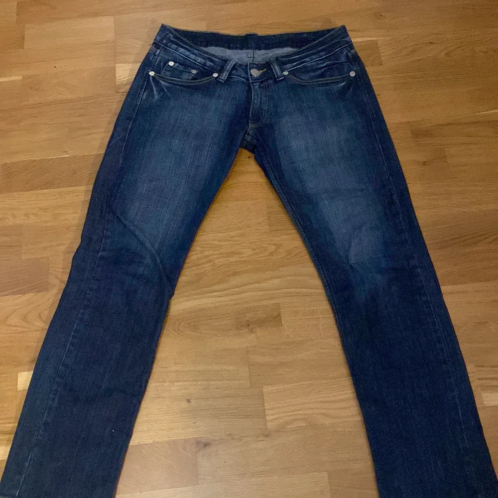 Supersnygga lågmidjade Victoria Beckham jeans, säljer pga att de är för stora (köp inte via köp nu)❤️. Jeans & Byxor.