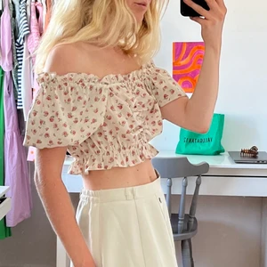 Sommar topp - Croppad topp från NAKD som är i ett väldigt härligt och luftigt material 💛💛💛 storlek 36, begie med rosa blommor 