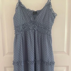 Blå klänning - Supersnygg klänning från Vero moda. Tryck inte på köp nu!